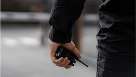 VIDEO Patru oameni din București  au avut nevoie de îngrijiri medicale, după ce o femeie i-a mușcat. De la ce a pornit conflictul?